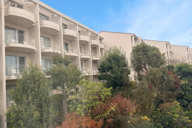 海が見えるリゾートホテルのラウンジ。窓が大きく開放的な空間のホールスタッフの仕事場。