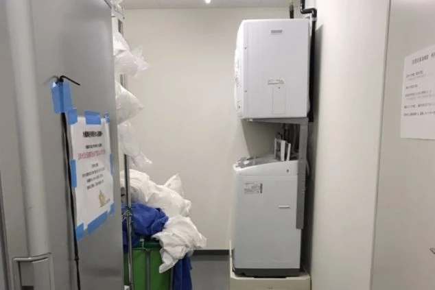 リゾートバイトの館内寮にあるユニットバス。浴槽、洗面台、トイレが一体となった清潔な水回りの画像。