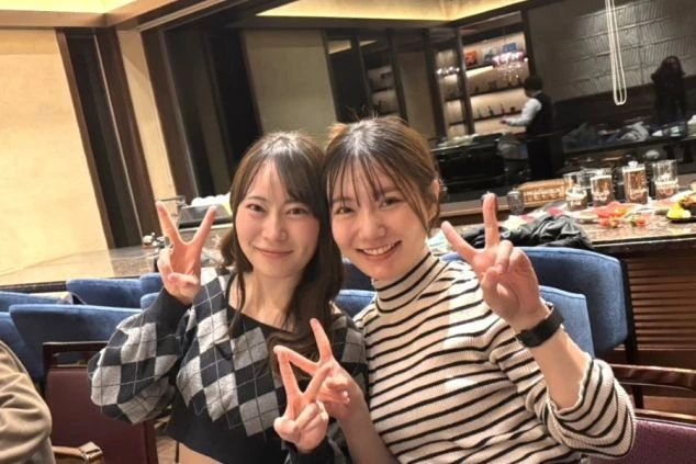 冬の早朝、雪をかぶった富士山頂から太陽の光が差し込み、湖面に反射している雄大な風景。