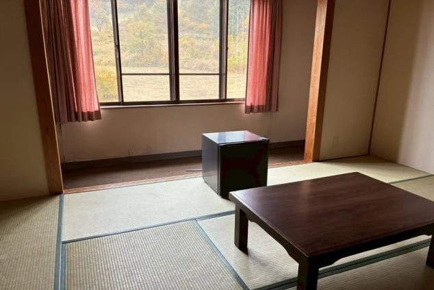 リゾートバイトの寮内の部屋の画像。