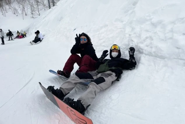 スキー場で仲良くピースする若い男性2人。ワクトリスタッフが撮影したオリジナル画像。