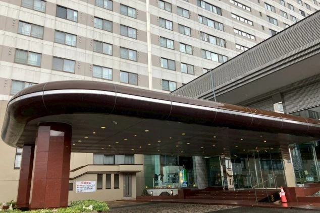 リゾートバイト住み込み求人の勤務先となる大型リゾートホテル。立派な車寄せとエントランスを持つ綺麗な施設。