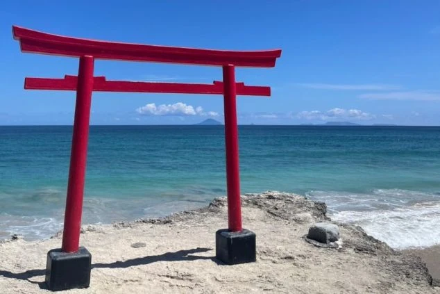 ビーチに立つ赤い鳥居。リゾートバイトの休日に訪れる観光スポット。