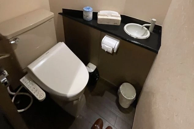 リゾートバイト寮にある温水洗浄便座付きトイレ。きれいな水回りの寮設備。