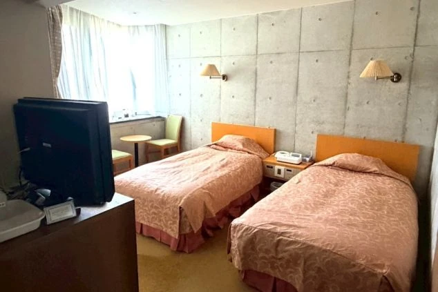 客室寮にあるテレビと貴重品用の金庫。リゾートバイト寮の設備。