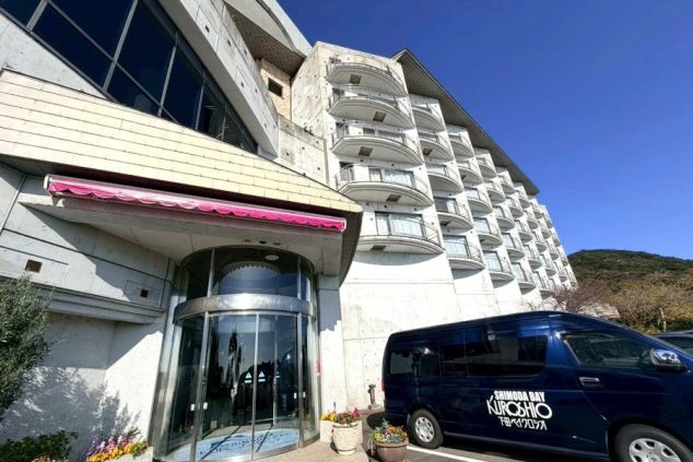 ワクトリ社員が撮影した施設の外観写真。青い空に白い建物が輝いている。