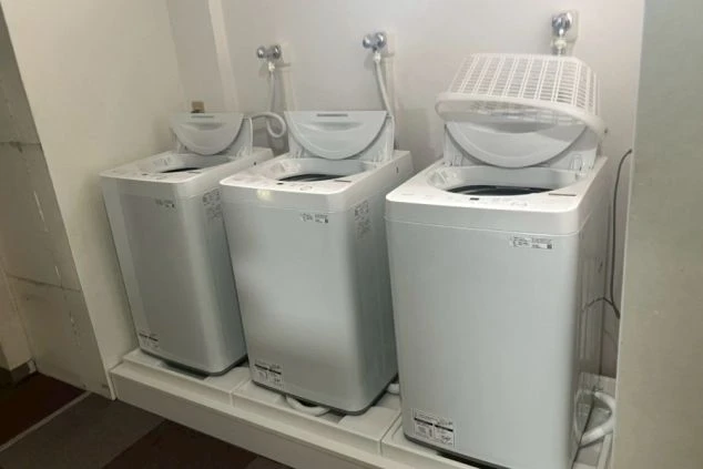 リゾートバイトの寮内の共用部の洗濯機の画像。