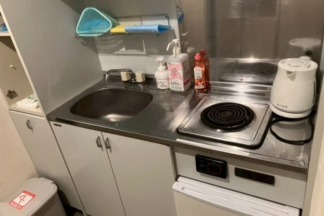 リゾートバイトの寮部屋内のキッチンの画像。