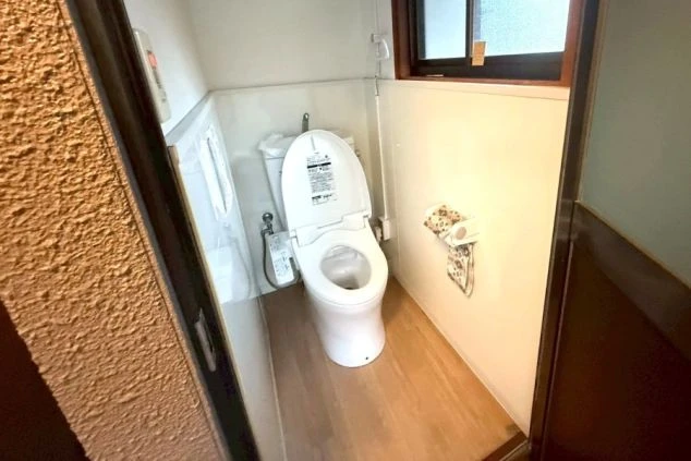 リゾートバイト女性寮のトイレ。温水洗浄便座付きの清潔な洋式トイレを完備。住み込み生活も不便なく快適。