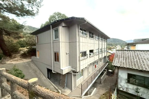 リゾートバイト住み込み求人の男性寮外観。鉄筋コンクリート造りのしっかりとした建物で安心の集合寮。