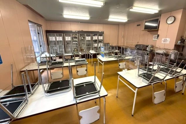 リゾートバイトの相部屋寮の食堂の画像