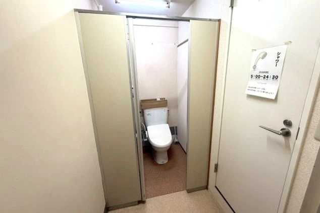 リゾートバイト寮のトイレ。温水洗浄便座付きの清潔な洋式トイレを完備し、住み込み生活も快適。