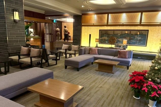 リゾートバイト勤務先のホテル内観。広々としたソファが並ぶ、和モダンで高級感あふれるロビーラウンジ。