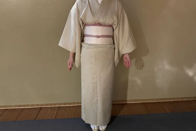 旅館の制服であるベージュ色の着物を着用した女性スタッフ