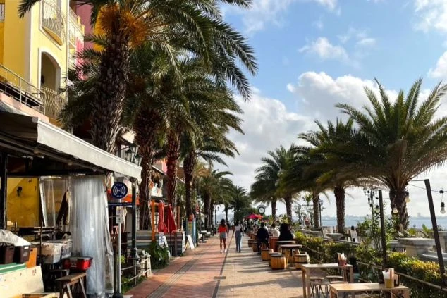 沖縄本島中部にあるアメリカンビレッジの街並みの画像