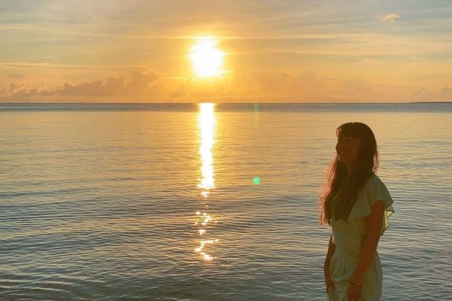 レストランの男性ウェイターがドリンクを片手にお客様を案内する様子。レストランのリゾートバイトの業務イメージ