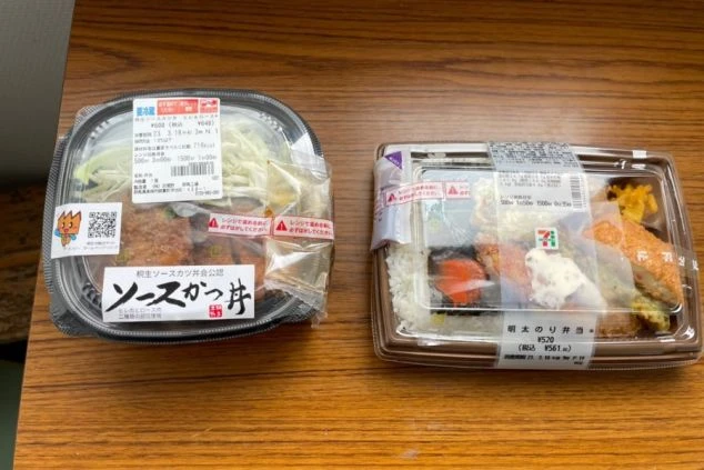 ソースカツ丼と明太のり弁の画像。リゾートバイトで提供されるまかない(弁当)の例。