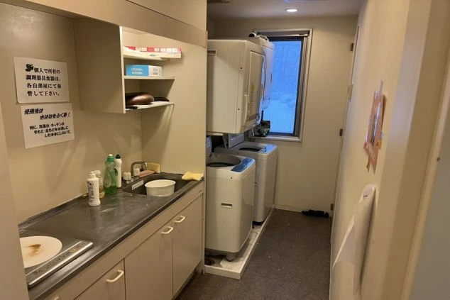 リゾートバイトの男性寮のキッチン・洗濯機の画像。