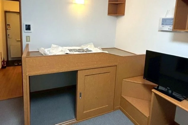 リゾートバイト住み込み求人の個室寮。ロフトベッドやテレビ完備で、機能的で快適な一人暮らし環境。