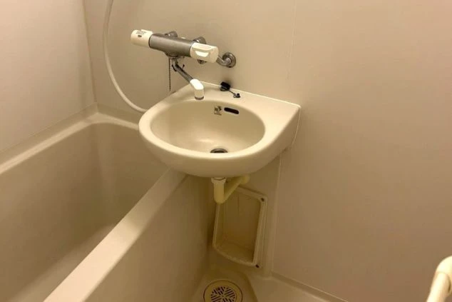 リゾートバイト個室寮のユニットバス。清潔感のある専用のお風呂で、仕事の疲れをゆっくり癒せる環境。