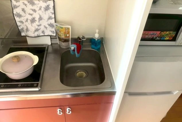 リゾートバイト個室寮のミニキッチン。IHコンロ完備で火を使わず安全に調理でき、自炊派にも最適。