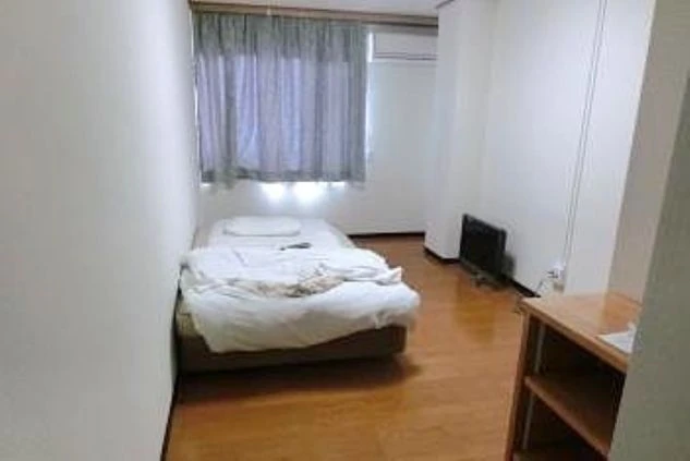 リゾートバイトの寮の個室。ベッドや机が完備された、シンプルなワンルームタイプのお部屋です。