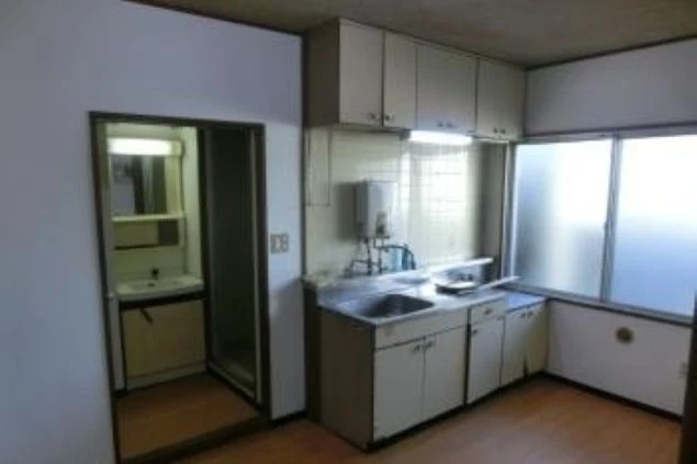 リゾートバイトの家族寮にあるキッチン。シンクや収納が充実しており、家族での自炊にも対応できます。