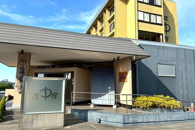 千葉県・小湊温泉にある「宿 中屋」の外観。リゾートバイトの勤務先となる海沿いの人気温泉旅館の建物。