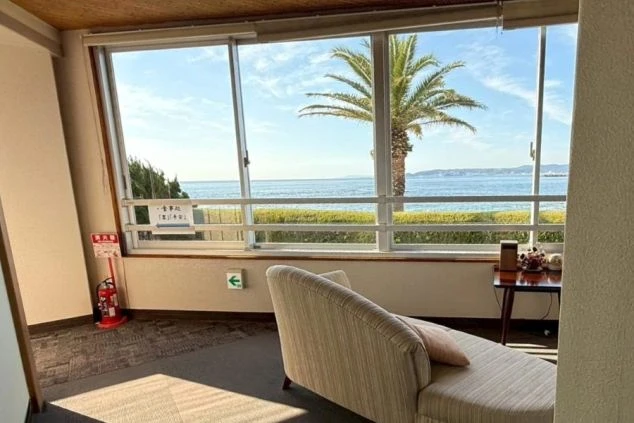 鴨川の海を一望する館内。千葉県のリゾートバイトで担当する業務のイメージ。