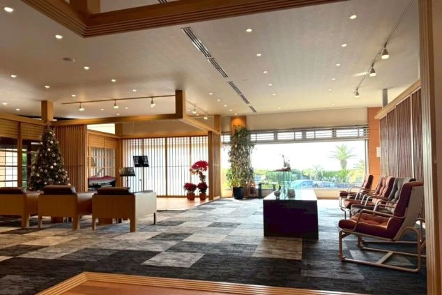 リゾートバイトで人気の温泉旅館のロビーラウンジ。和モダンな落ち着いた空間で働くフロントや接客業務の職場イメージ。
