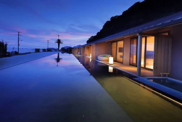 静かな門構えの中に広がる、空と水面が一体化する中庭の絶景。全室離れの宿が抱く、日常を忘れさせるプライベート空間。