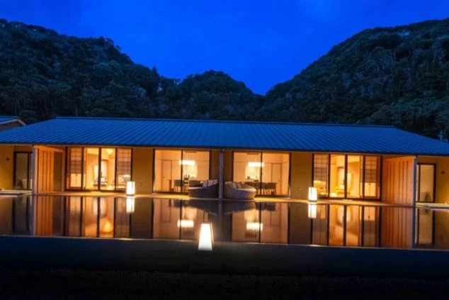 静寂に包まれた和の佇まい、その先に広がる全室離れの贅沢空間。鴨川エリアの秘境に佇む高級旅館の外観｜リゾートバイトのワクトリ