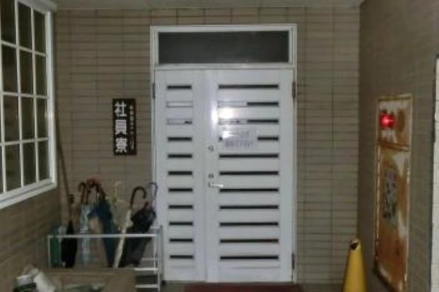 リゾートバイトの男性寮の玄関。入口には「社員寮」の看板が掲げられています。
