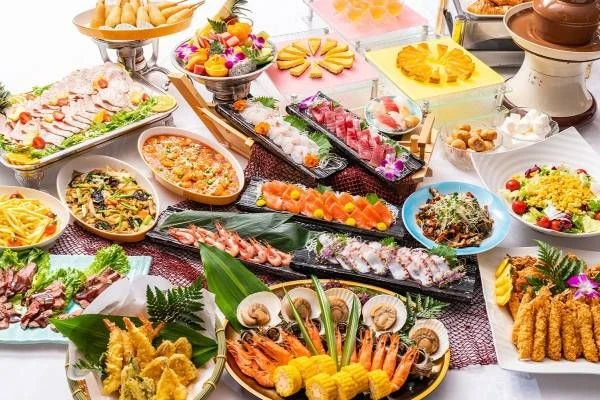 刺身、天ぷら、ローストビーフなど多彩なメニューが並ぶ豪華バイキング。