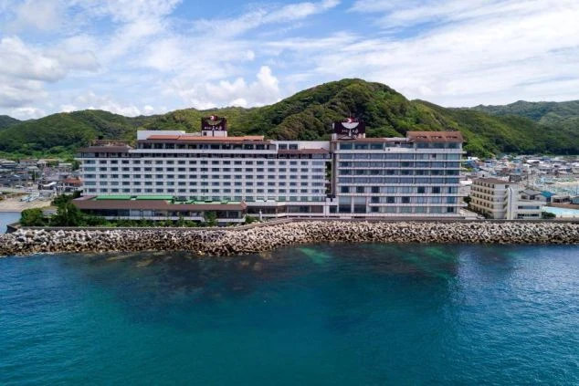 大規模な温泉旅館の外観写真