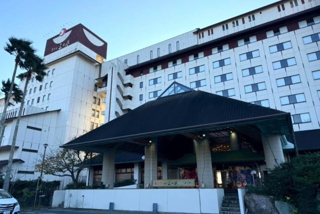大規模な温泉旅館の外観写真