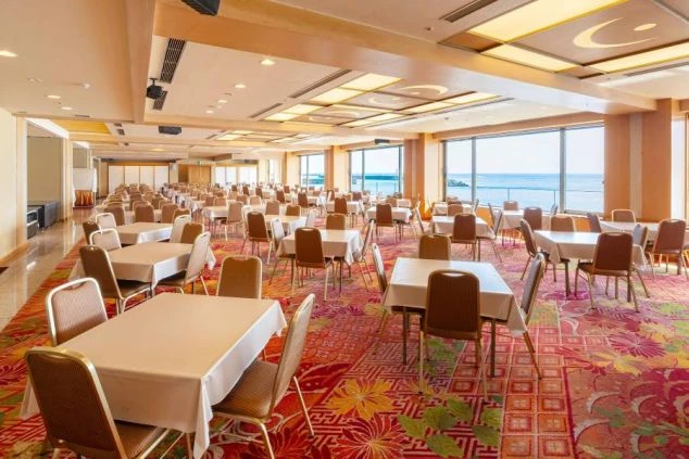 リゾートバイトの勤務先となるホテルの広大なバイキング会場・レストランの様子