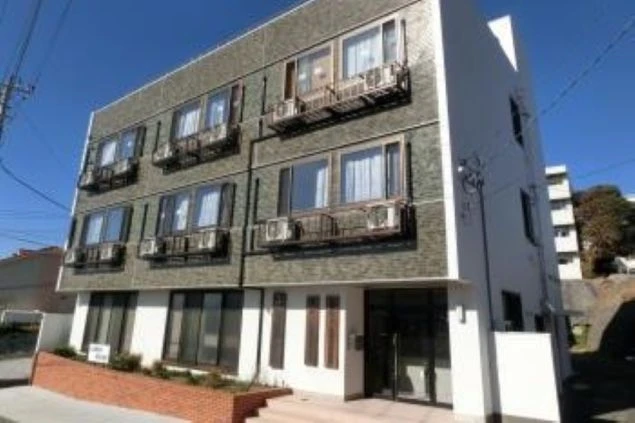 リゾートバイトの寮の個室にある、大きなクローゼット。十分な収納力で、荷物が多い人でも安心です。