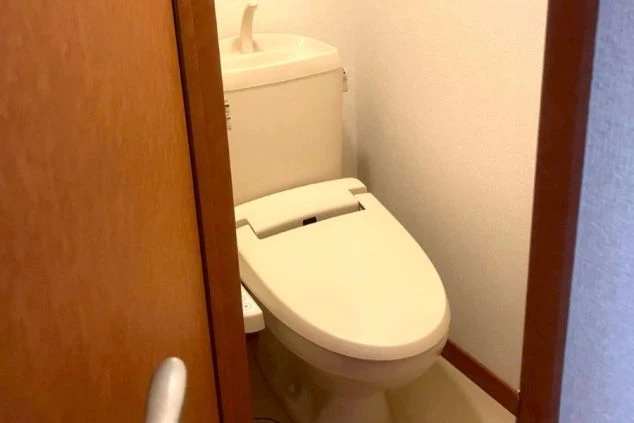 リゾートバイト寮の生活家電。電子レンジや冷蔵庫が室内にあり、入寮したその日から自炊ができる設備。