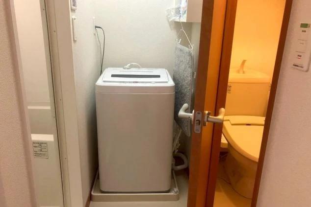 リゾートバイト寮の室内洗濯機。共用ではなく自室に専用の洗濯機があるため、好きな時間に洗濯が可能。