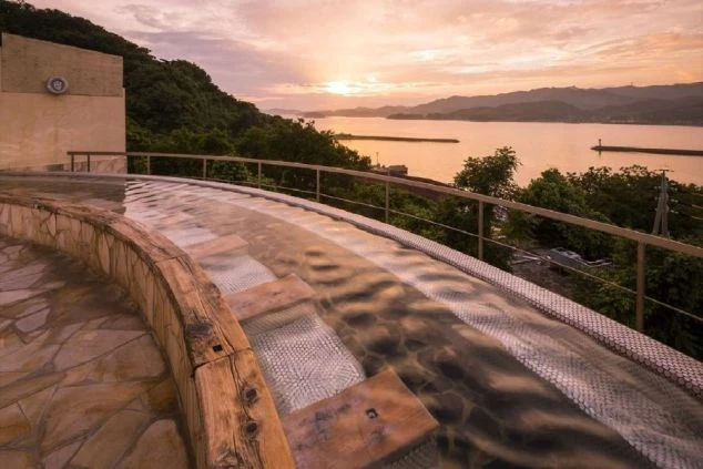 夕焼けの海を一望する、絶景の露天風呂。リゾートバイトで疲れた体を癒やせる、温泉地ならではの魅力。