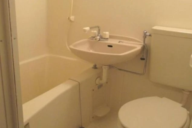 浴槽と洗面台、トイレが一体となった、リゾートバイト寮のユニットバスの画像
