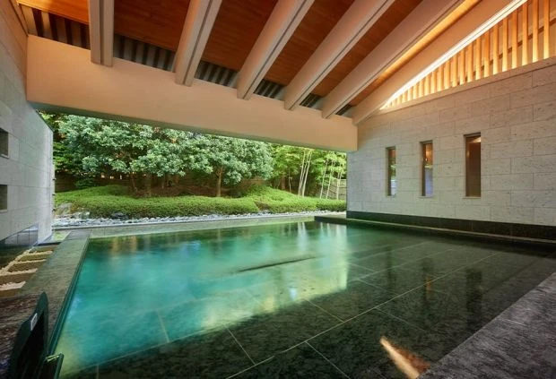 リゾートバイトで働くスタッフが無料で入れる、緑の庭園が見える高級感のあるホテル大浴場の画像