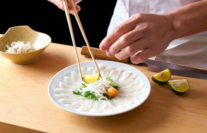 和食を盛り付ける料理人の手元。リゾートバイトは調理スキルを活かして働けます。