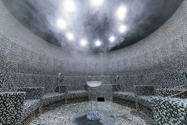 ミストが立ち込めるモダンなサウナ。リゾートバイトは仕事の後に施設を利用できます。