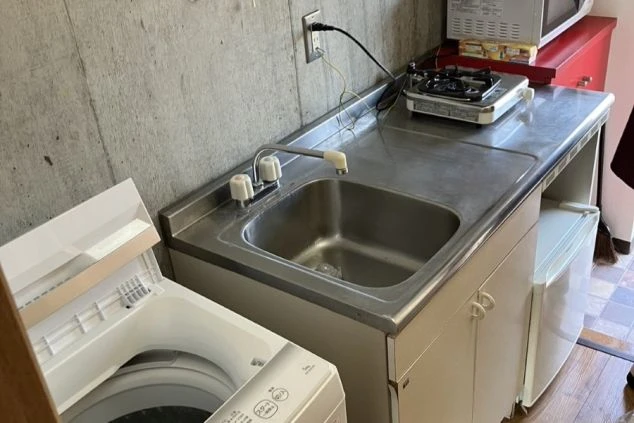 リゾートバイトの個室寮の部屋にあるキッチン・洗濯機の画像