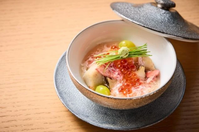 施設で提供する小鉢の写真。和食調理補助として盛り付けなどを担当。