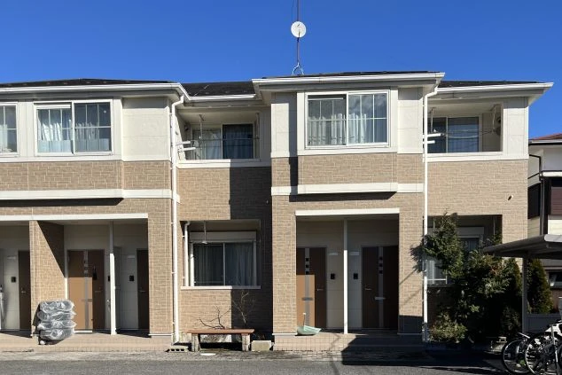 住宅街に位置する清潔感のある2階建ての従業員寮。アパートタイプでプライバシーが確保された、初めてのリゾートバイトでも安心の住環境。