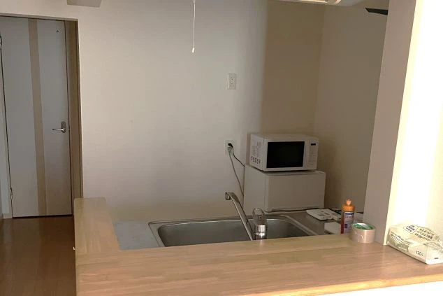 個室寮内に完備されたシステムキッチン。電子レンジや冷蔵庫も備え付けられており、自炊派のリゾートバイトスタッフにも便利な設備