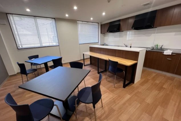 寮の共用キッチンとダイニングスペース。リゾートバイトの友達と食事をしたり、交流できる共用空間。